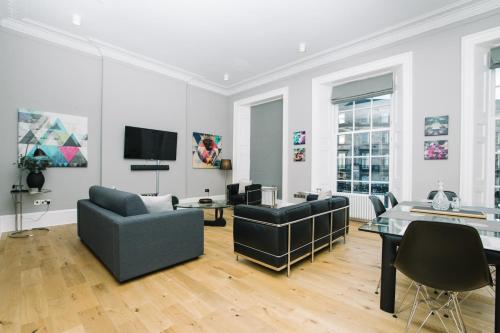 JOIVY Modern 1 bed flat next to Haymarket Station, Edinburgh