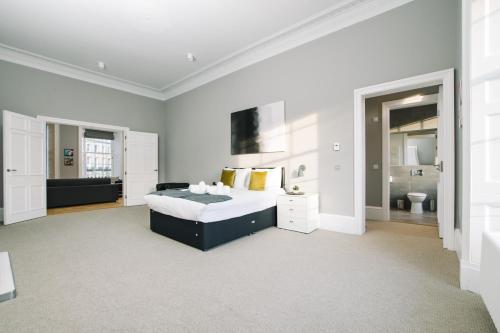 JOIVY Modern 1 bed flat next to Haymarket Station - Tap to explore photos