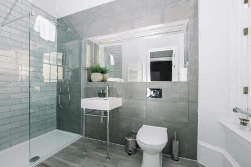 JOIVY Modern 1 bed flat next to Haymarket Station, Edinburgh (Foto 9)