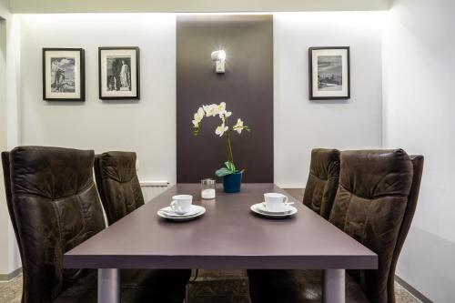 Deluxe Two-Bedroom Apartment with Whirlpool image 3