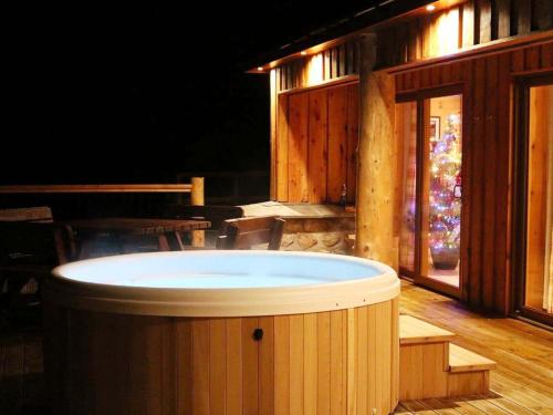 Hot tub, Red Kite & Osprey Lodges in Edderton