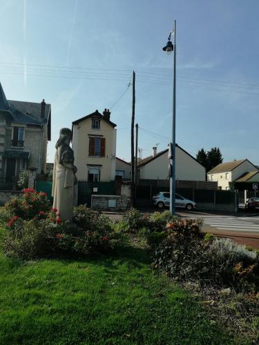 LOUE MAISON ENTIÈRE PROPRE ! Endroit calm, à 5 minutes gare mantes la jolie photo 1
