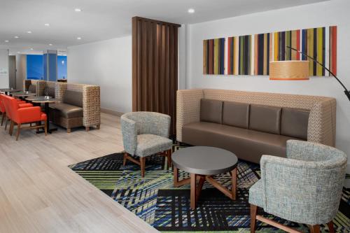 Holiday Inn Express & Suites Woodside LaGuardia Airport by IHG – Woodside, NY