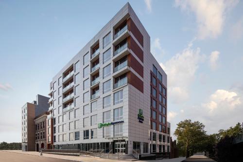 . Holiday Inn Express & Suites Woodside LaGuardia Airport