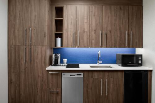 Holiday Inn Express & Suites Woodside LaGuardia Airport by IHG – Woodside, NY