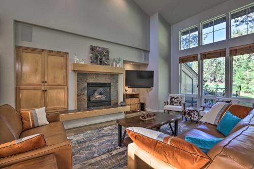 Bend Townhome with Golf Course Views and Private Deck!