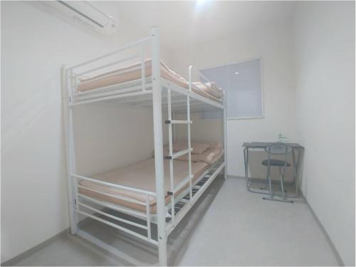 Economy Twin Room with Shared Bathroom