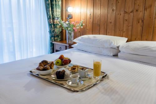 1 queen bed, 2 twin beds
