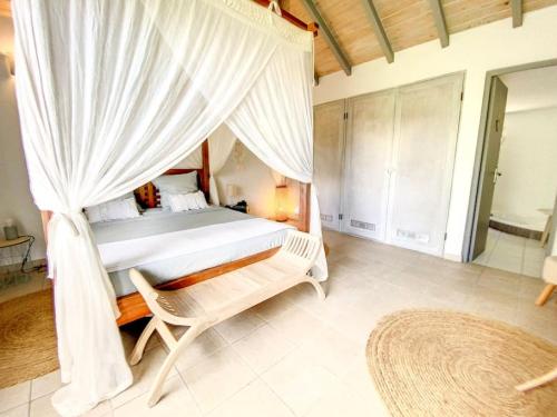 Aquamarine, private room in Villa Casa Blue pool sea view in コールバーイ