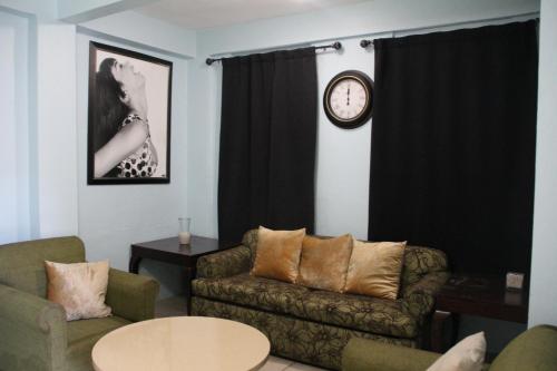 Near Beach Restaurant and Bars Sleeps up to 4 - image 5