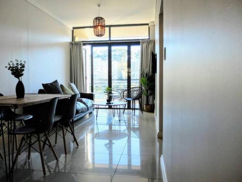 Elgene's Getaway Waterfront Views + Terrace