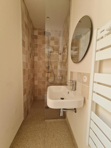 ห้องน้ำ, Oasis Hyerois: 3 p luxe 70 m2 + jardin privatif in แยร์ ซิตี้ เซ็นเตอร์