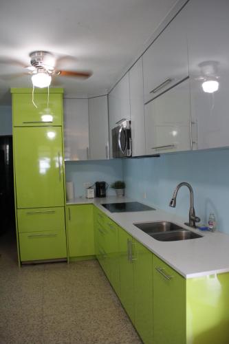 3Br -Near Beach Restaurants Bars Sleeps up to 12 - image 3