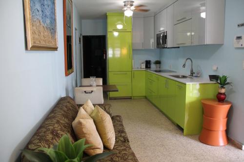 3Br -Near Beach Restaurants Bars Sleeps up to 12 - main image