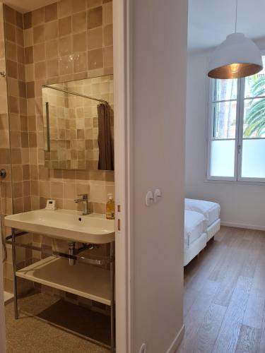 ห้องน้ำ, Oasis Hyerois: 3 p luxe 70 m2 + jardin privatif in แยร์ ซิตี้ เซ็นเตอร์