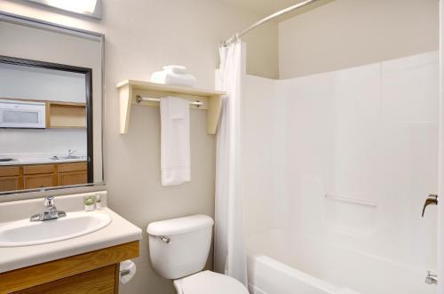 浴室, WoodSpring Suites Cincinnati Fairfield in 俄亥俄州費爾菲爾德 (OH)