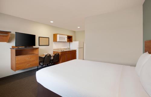 弗雷德里克斯堡伍德斯普林套房酒店 (WoodSpring Suites Fredericksburg) in 老鷹村