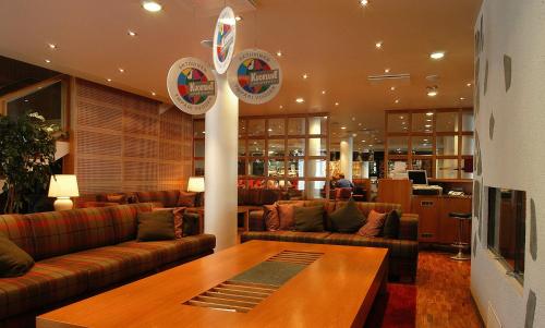 共用Lounge/電視區, 闊爾塔內運動酒店 (Kuortaneen Urheiluopisto) in 古奧塔尼
