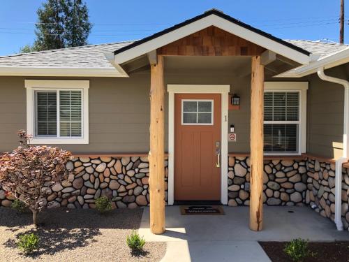 B&B Grants Pass - Riverside Cabin 1 - Bed and Breakfast Grants Pass