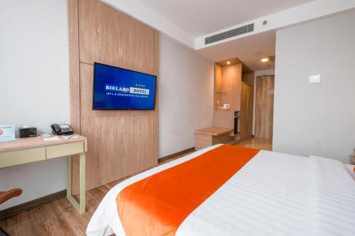 Deluxe King Room image 6