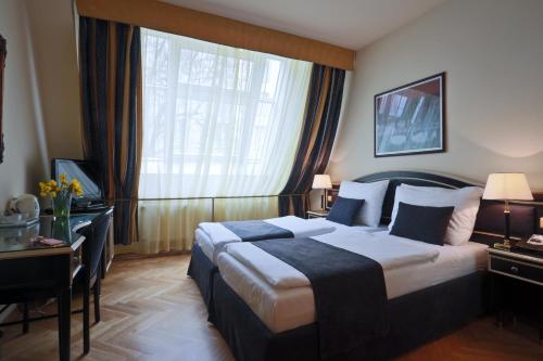 Elysee Hotel - image 10