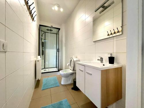 Tuš, 1x spalnica 30 kv. m., 1x zasebna kopalnica Apartma v Mesnil Saint Blaise (L'appartement d'houyet) in Mesnil Saint Blaise
