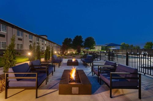 La Quinta by Wyndham Joplin - image 9