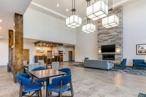 Comfort Suites - image 6