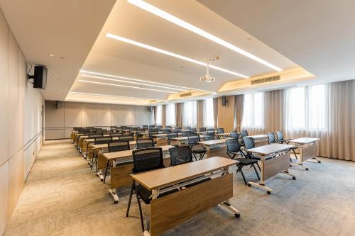 . Atour Hotel Jiaxing Haiyan Haifeng Road