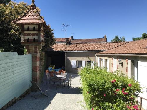 Studio avec piscine partagee jacuzzi et jardin clos a La Gaubretiere