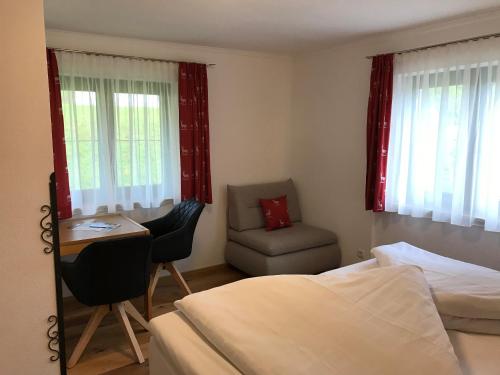 1 queen bed, 1 sofa bed