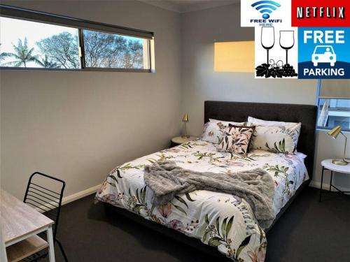 STYLISH 2BED CLOSE AIRPORT/SHOPS NETFLIX WIFI WINE