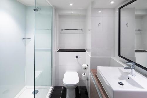 1 Super King Bed Premium Lounge Access image 8