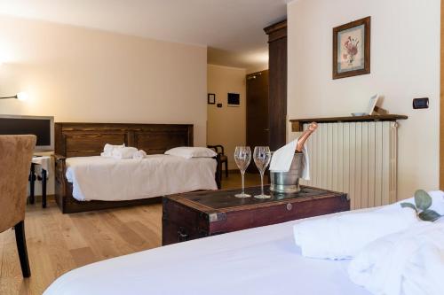 1 king bed, 1 twin bed