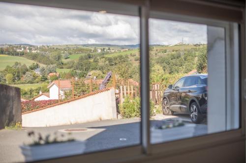 Skats, KASA HOME au calme avec Climatisation - Parking - WIFI - Netflix in Rive-de-Gier