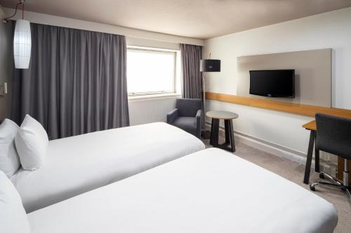 Premium Twin Room image 10