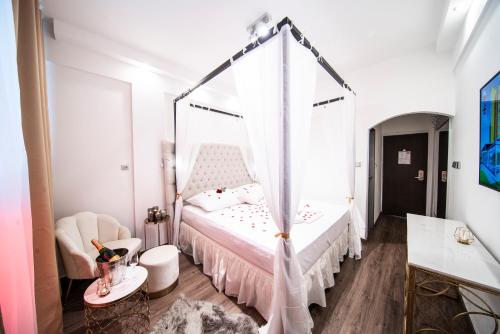 Hotel Aura Prague design and garden pool in Prague 09