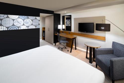 Premium Super King Room image 8