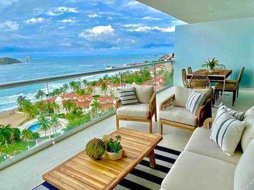 Peninsula New Condo- walk to the beach and marina