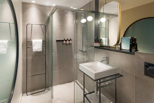 room detail thumbnail 2