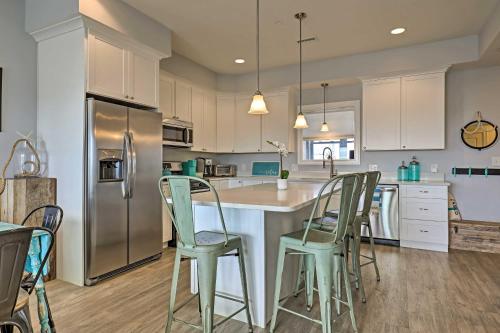 Hampton Condo with Balconies 1 Block to Beach!, Hampton (photo 7)