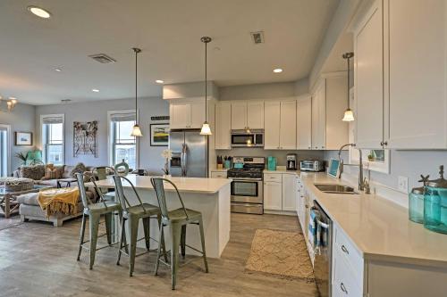 Hampton Condo with Balconies 1 Block to Beach!, Hampton (photo 8)