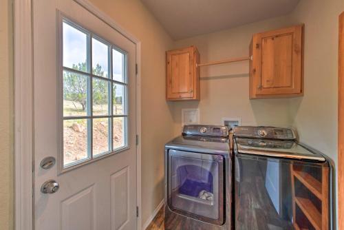Cedaredge Hideaway with Grill and Mountain Views! in 그랜드 정션 공항
