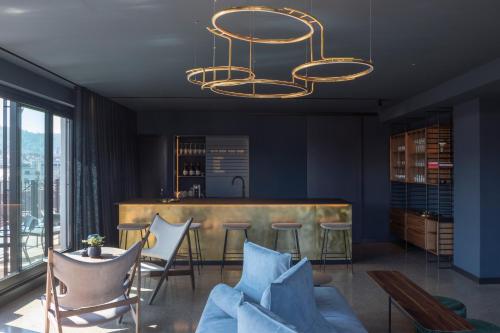 EmiLu Hotel - image 2