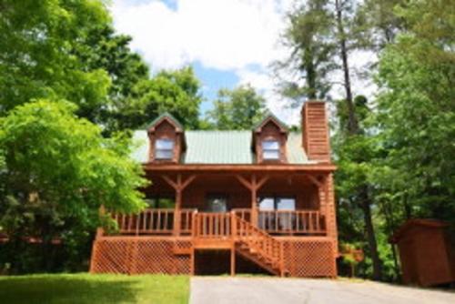 a large wooden house with a wooden roof, Hartman Hideaway Economy Cabin in Pigeon Forge (TN)
