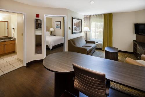 Candlewood Suites Windsor Locks, an IHG Hotel