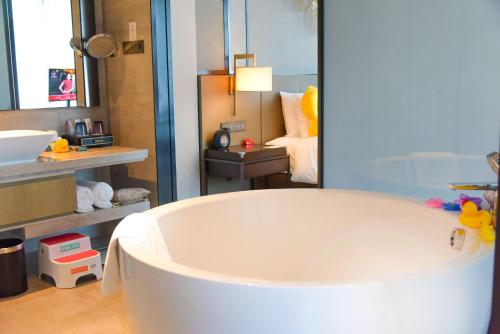 room detail thumbnail 2