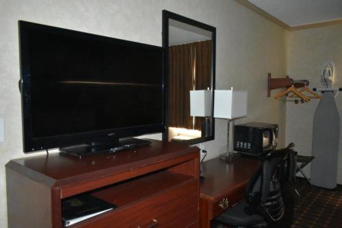 Super 8 by Wyndham Maumee Perrysburg Toledo Area in Maumee, USA