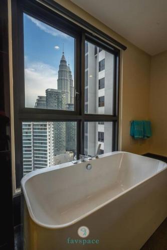 Luxury Private w/King Bed - KLCC - 7 min walk 5 Pax