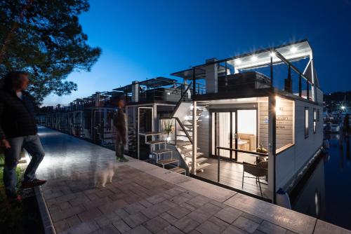 The Sea Lodges